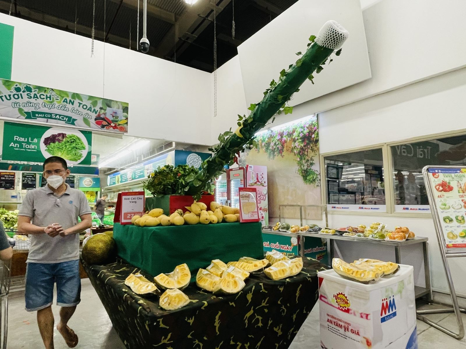 Siêu thị dựng mô hình xe tăng, cờ Tổ quốc bằng bánh ngọt, hoa quả chào mừng kỷ niệm ngày 30/4 - Ảnh 1.