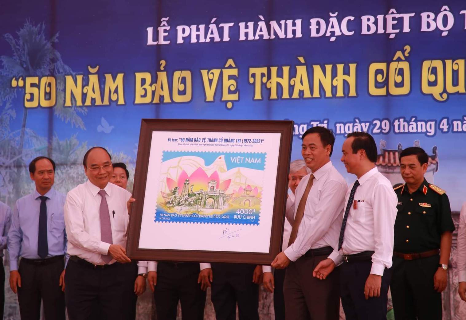 Chủ tịch nước ký phát hành tem đặc biệt 50 năm bảo vệ Thành cổ Quảng Trị - Ảnh 1.
