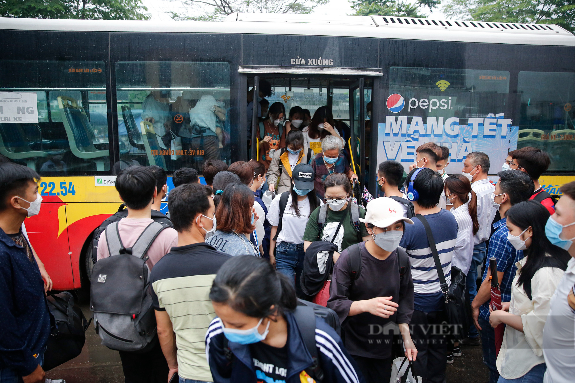 Bến xe tại Hà Nội đông nghẹt, người dân chen nhau lên xe khách về quê nghỉ lễ 30/4 - Ảnh 3.