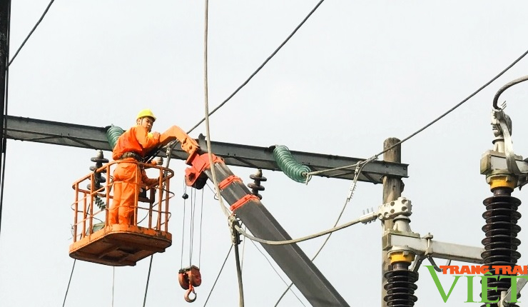 Công ty điện lực Hoà Bình: Tiếp tục hành trình đưa ánh sáng phục vụ người dân - Ảnh 1.