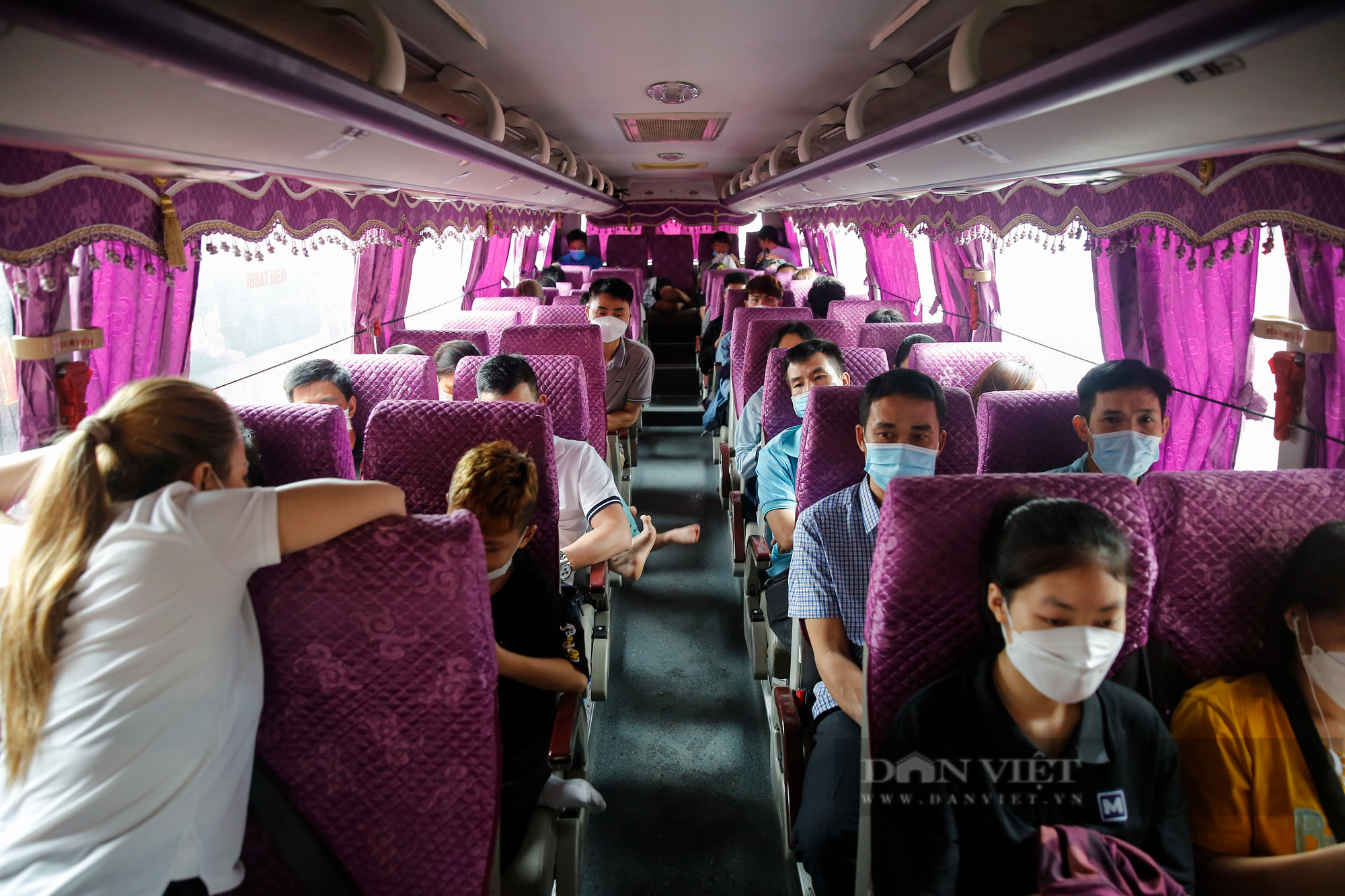 Bến xe tại Hà Nội đông nghẹt, người dân chen nhau lên xe khách về quê nghỉ lễ 30/4 - Ảnh 5.
