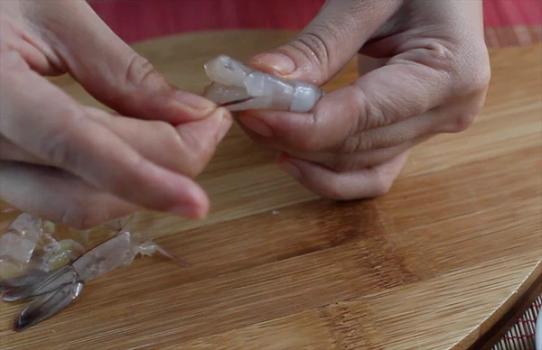 Tips to peel shrimp quickly and cleanly, cook anything delicious - Photo 1.