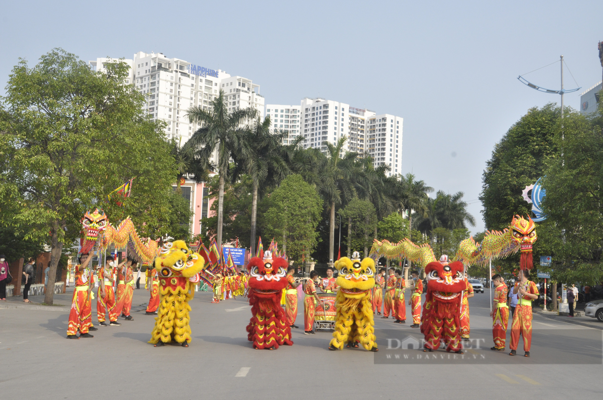 Ngàn người chen chân theo đoàn rước Đức Ông Trần Quốc Nghiễn vi hành - Ảnh 19.