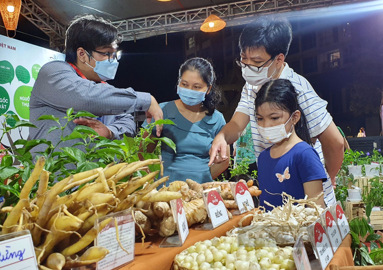 Người Sài Gòn đổ xô săn gia vị phở, bún bò, cà ri để tự nấu ăn mấy ngày nghỉ lễ - Ảnh 2.