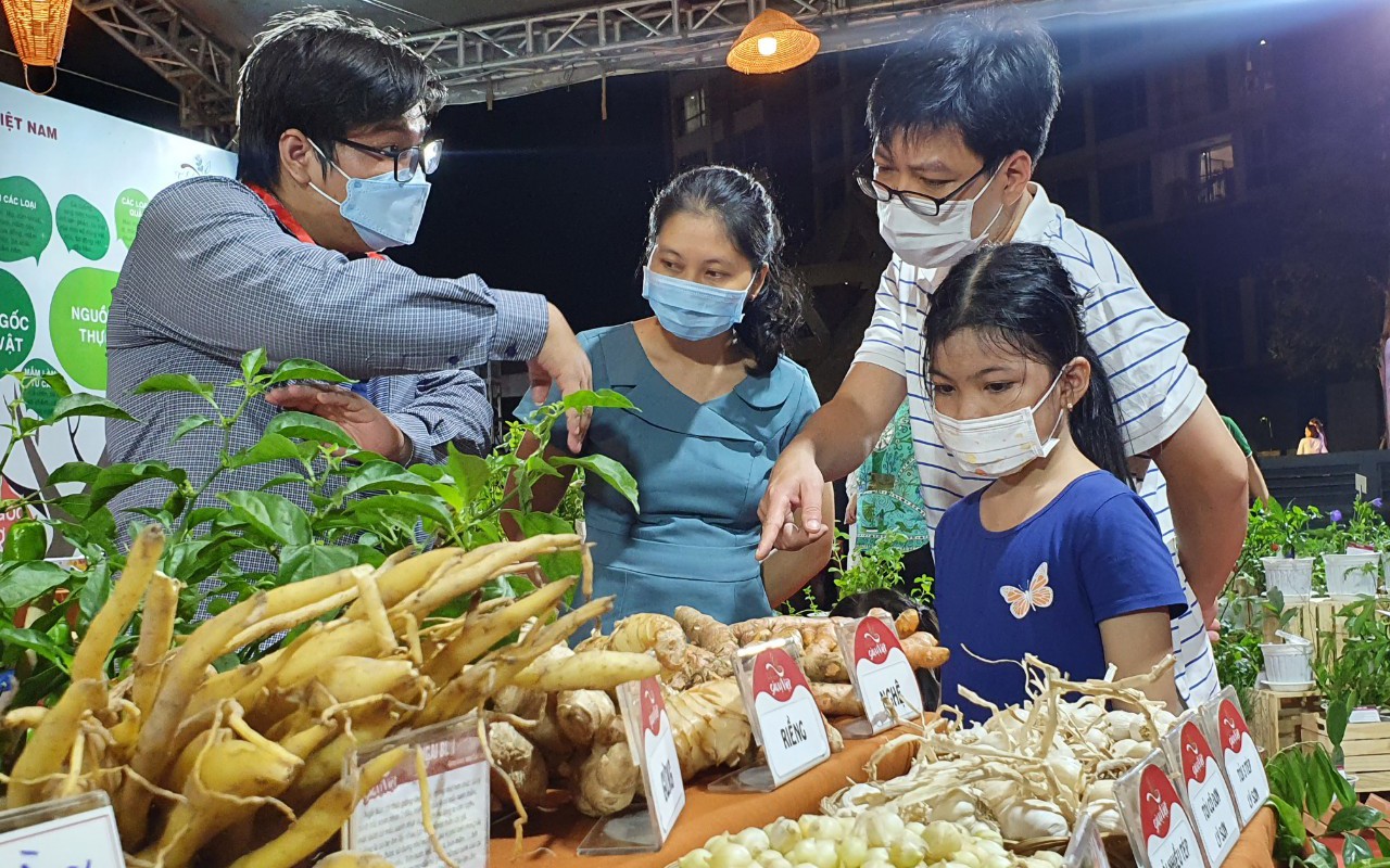 Người Sài Gòn đổ xô săn gia vị phở, bún bò, cà ri để tự nấu ăn mấy ngày nghỉ lễ