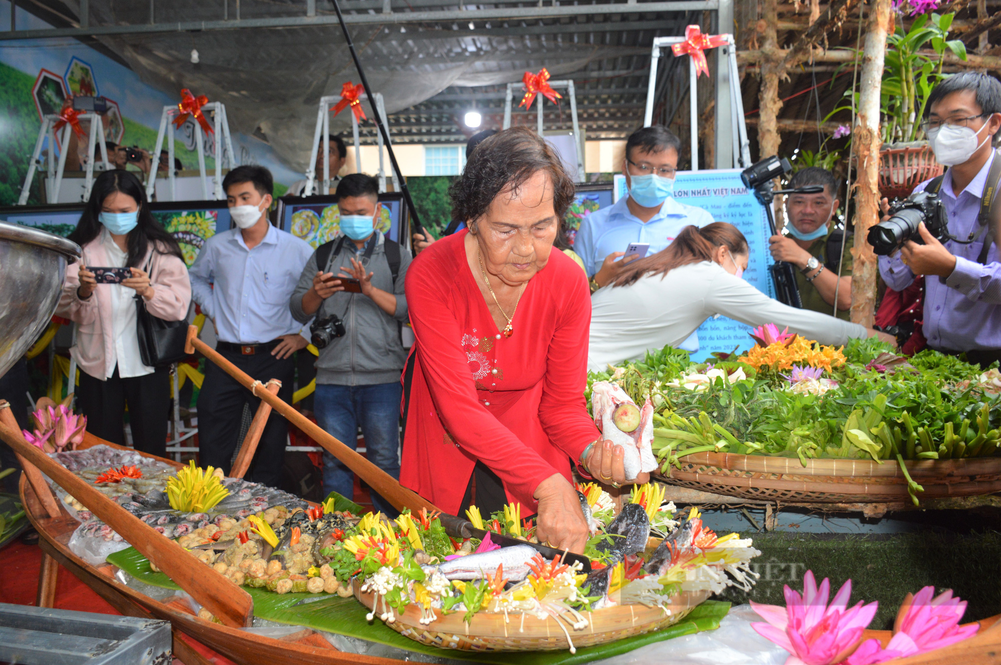 Hơn 30 loại rau tươi ngon dùng kèm nồi lẩu mắm đăng ký kỷ lục lớn nhất Việt Nam  - Ảnh 2.