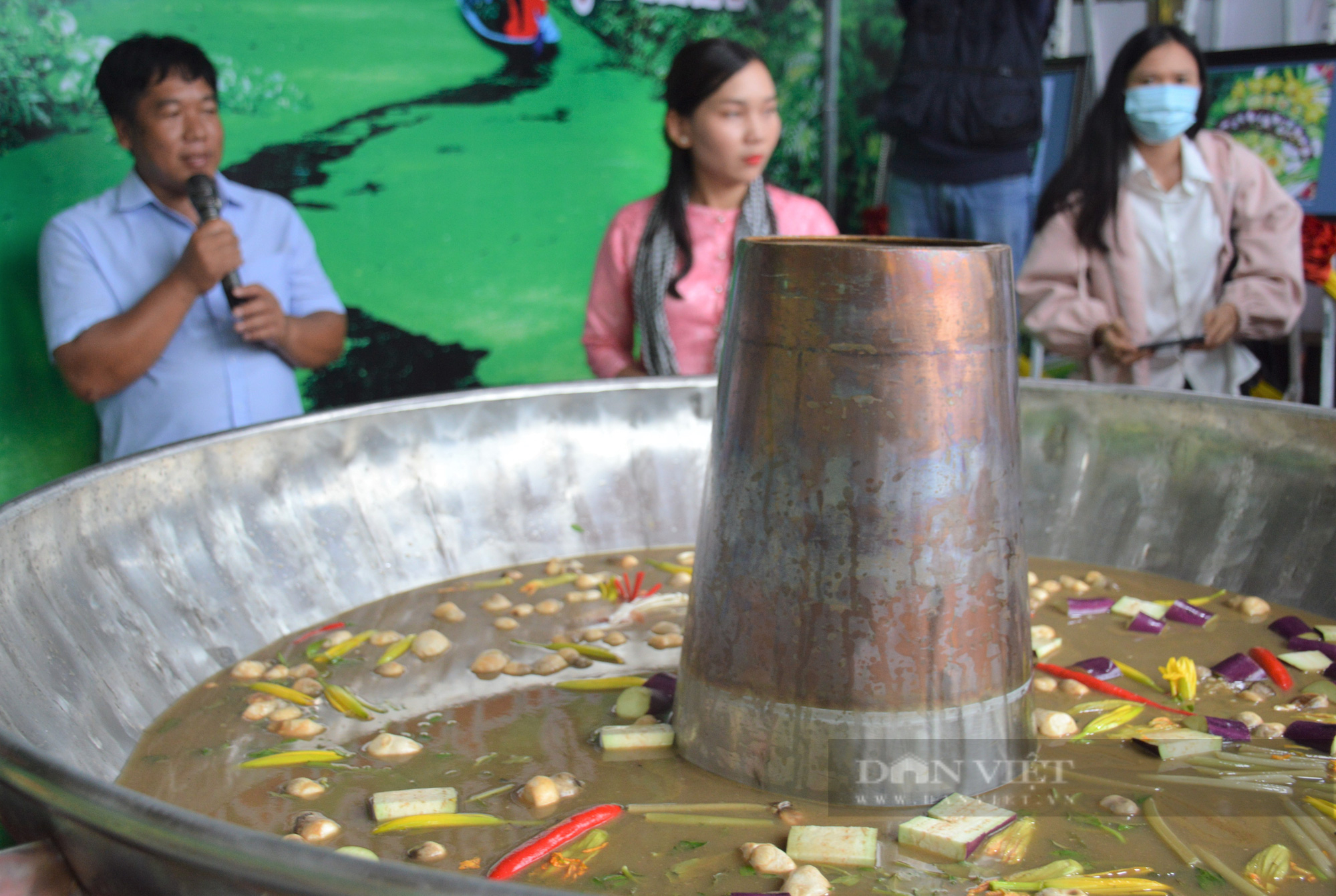 Hơn 30 loại rau tươi ngon dùng kèm nồi lẩu mắm đăng ký kỷ lục lớn nhất Việt Nam  - Ảnh 6.