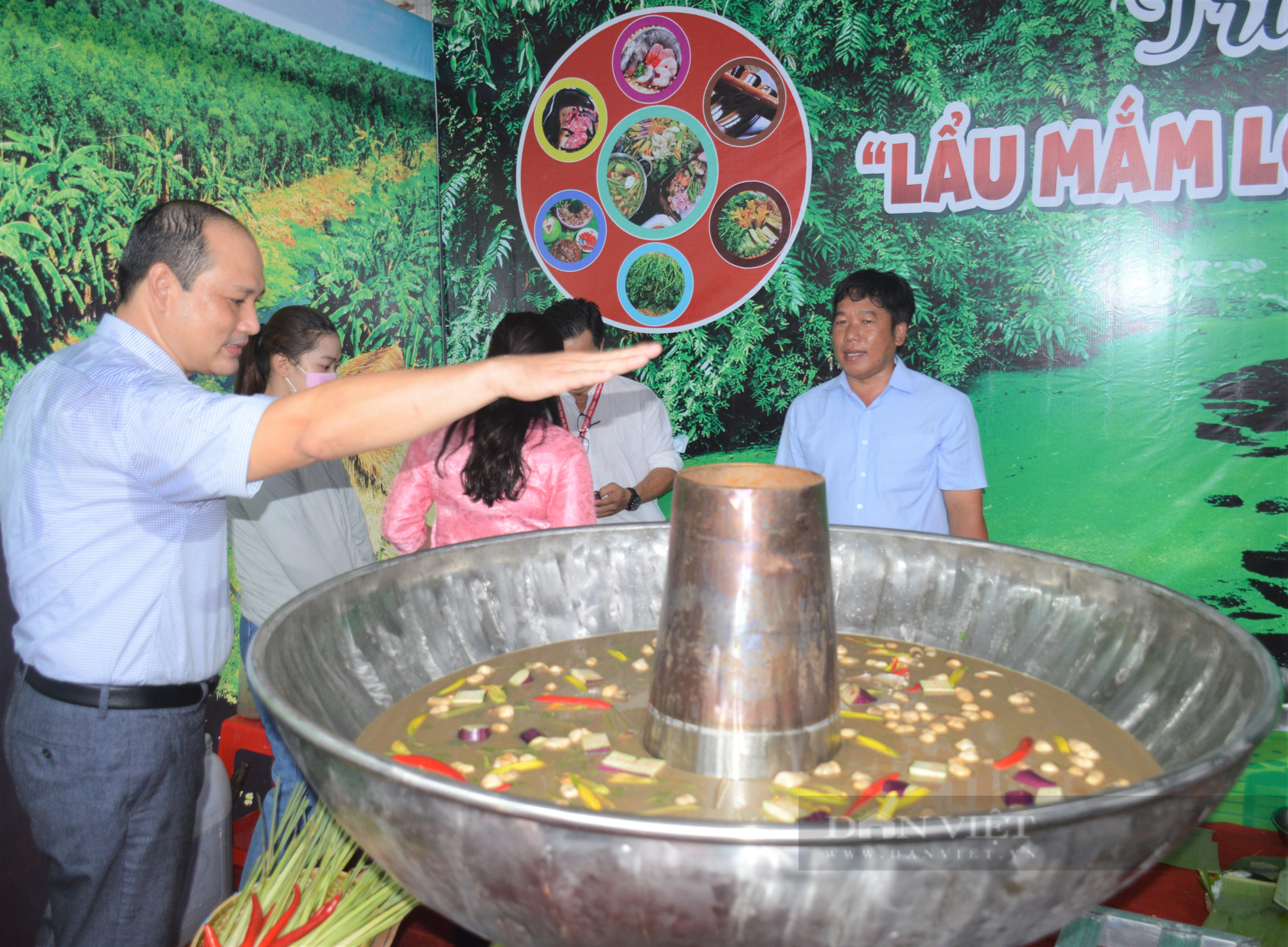 Hơn 30 loại rau tươi ngon dùng kèm nồi lẩu mắm đăng ký kỷ lục lớn nhất Việt Nam  - Ảnh 1.