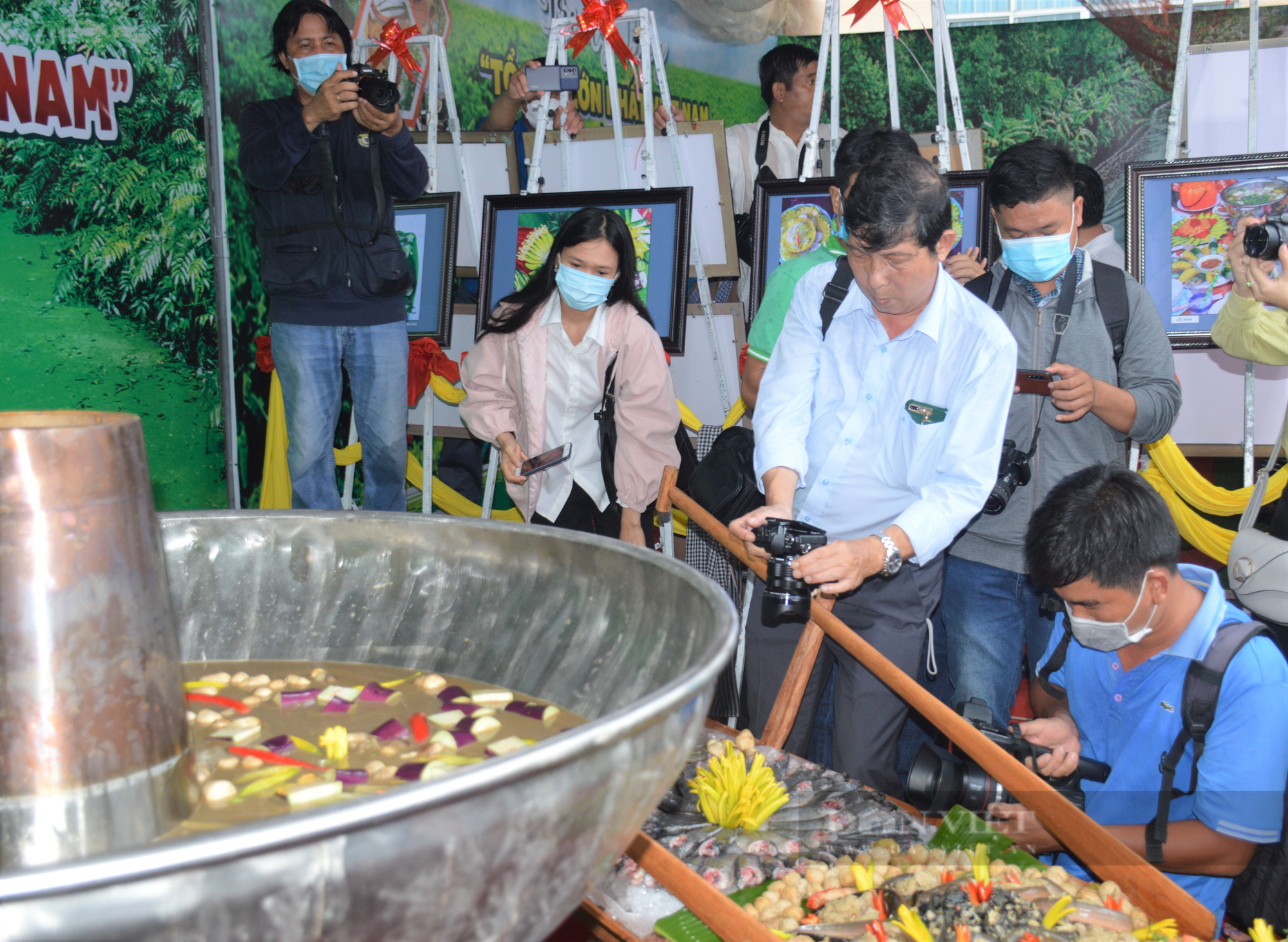 Hơn 30 loại rau tươi ngon dùng kèm nồi lẩu mắm đăng ký kỷ lục lớn nhất Việt Nam  - Ảnh 4.