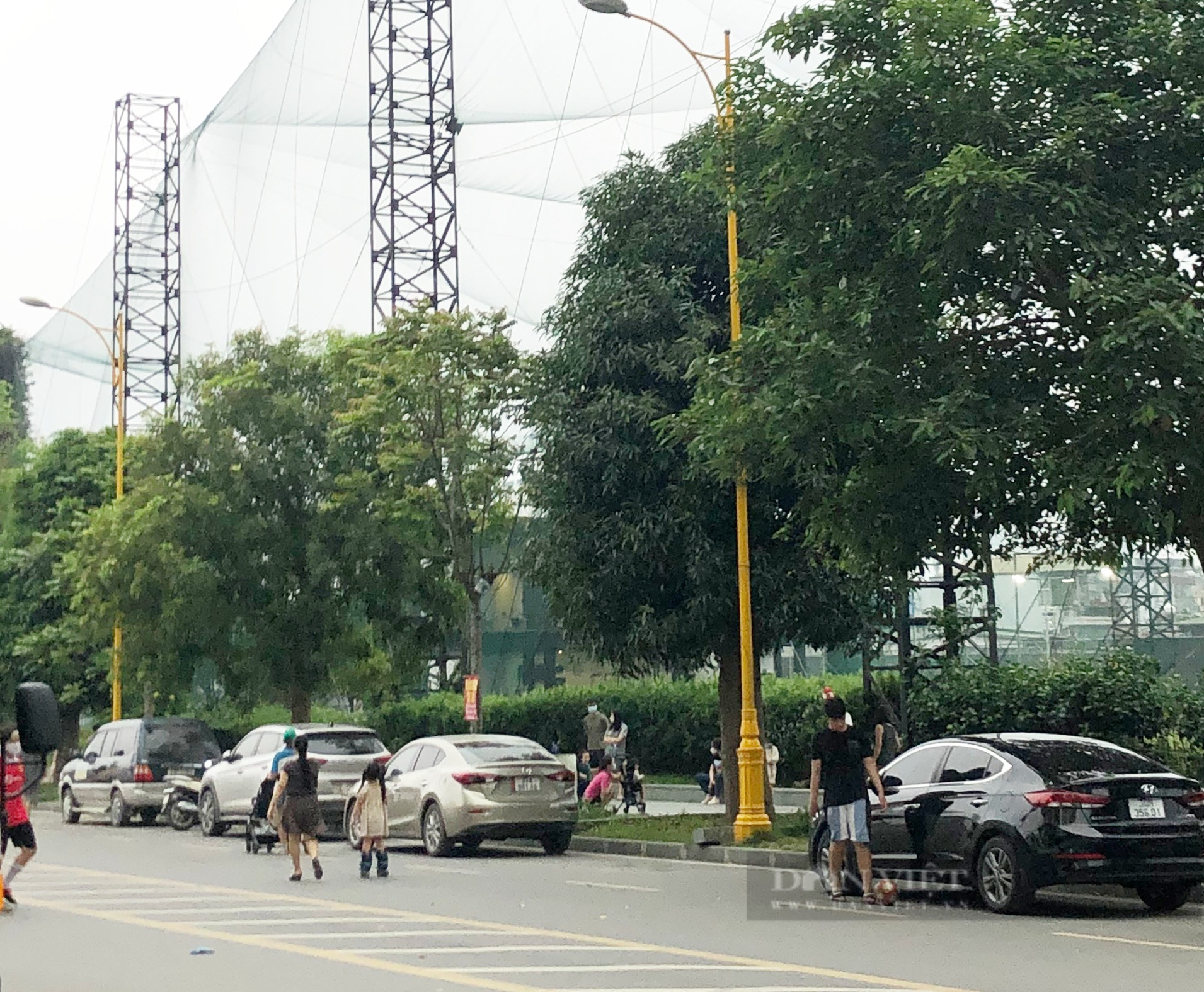 Hanoi: Residents panicked because golf balls hit the heads of adults and children, breaking car windows - Photo 3.