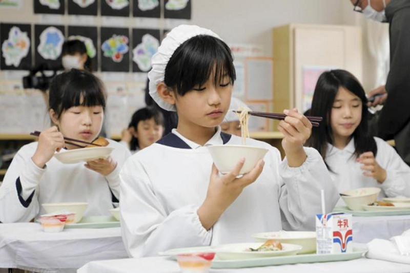 Thành phố Saijo ở Nhật thêm bún bò Huế vào thực đơn cho học sinh - Ảnh 2.
