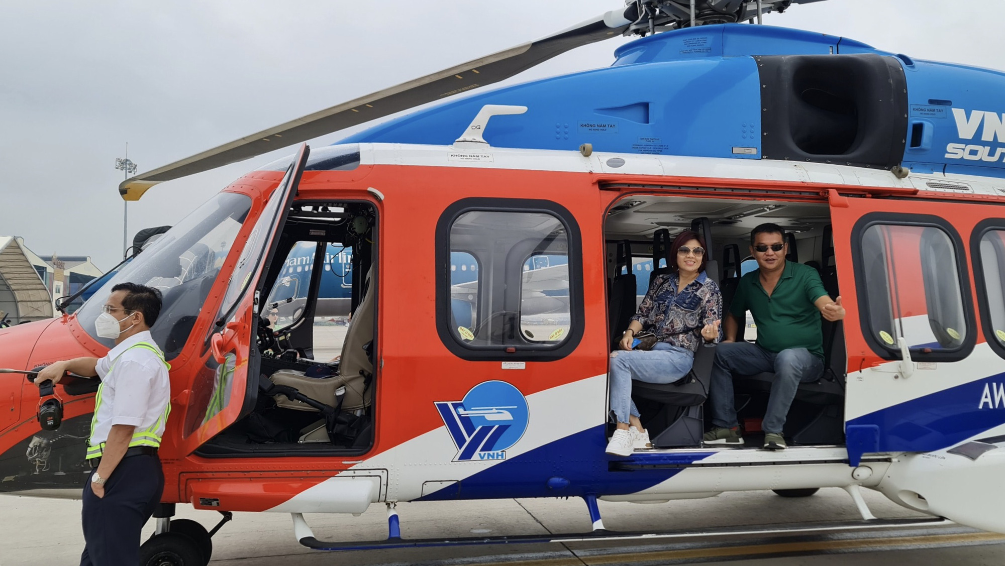 200 khách đi tour trực thăng ngắm TP.HCM dịp lễ 30/4 - Ảnh 1.