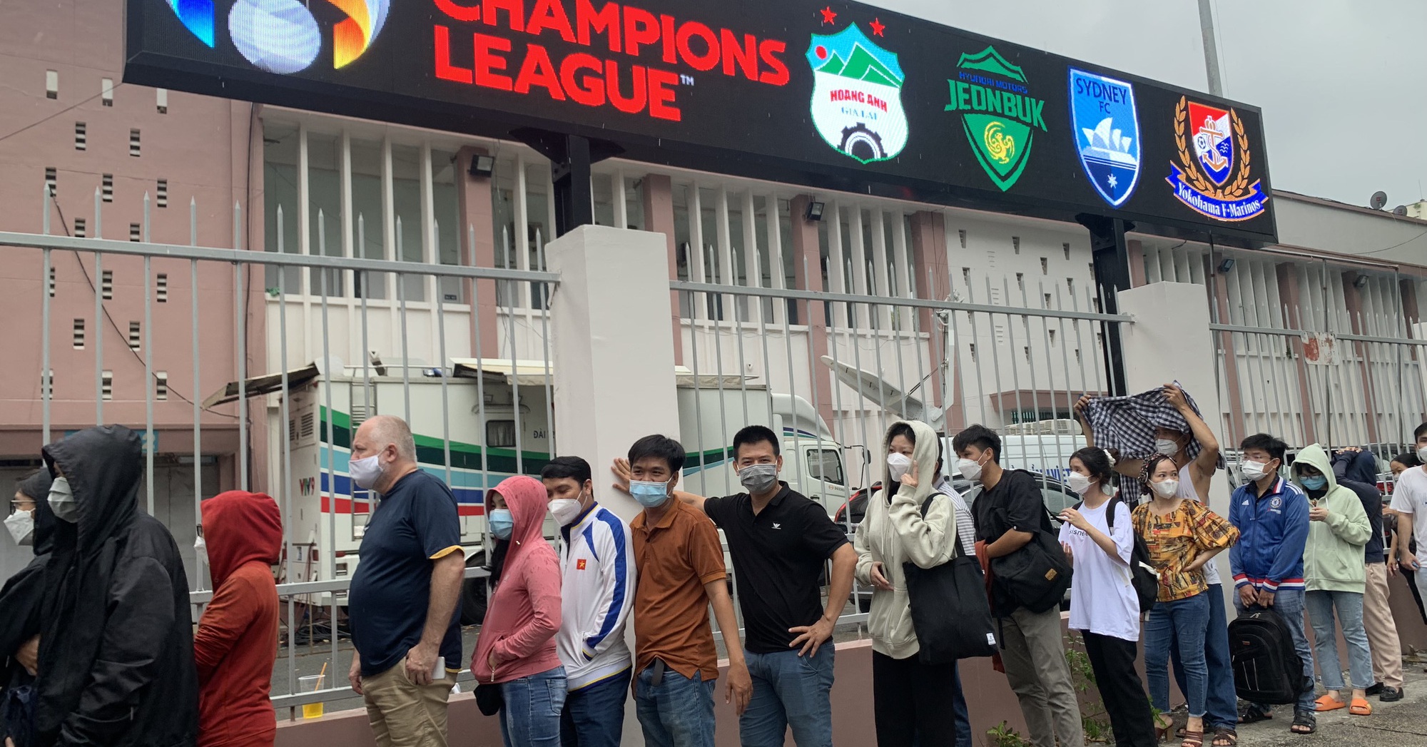 Thousands of fans of the rain team lined up to receive tickets to watch HAGL fight Sydney FC