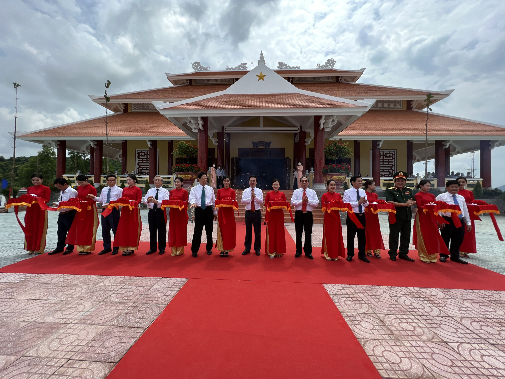 Kiên Giang khánh thành Đền thờ liệt sỹ và khởi công xây dựng tượng đài Bác Hồ tại Phú Quốc - Ảnh 2.