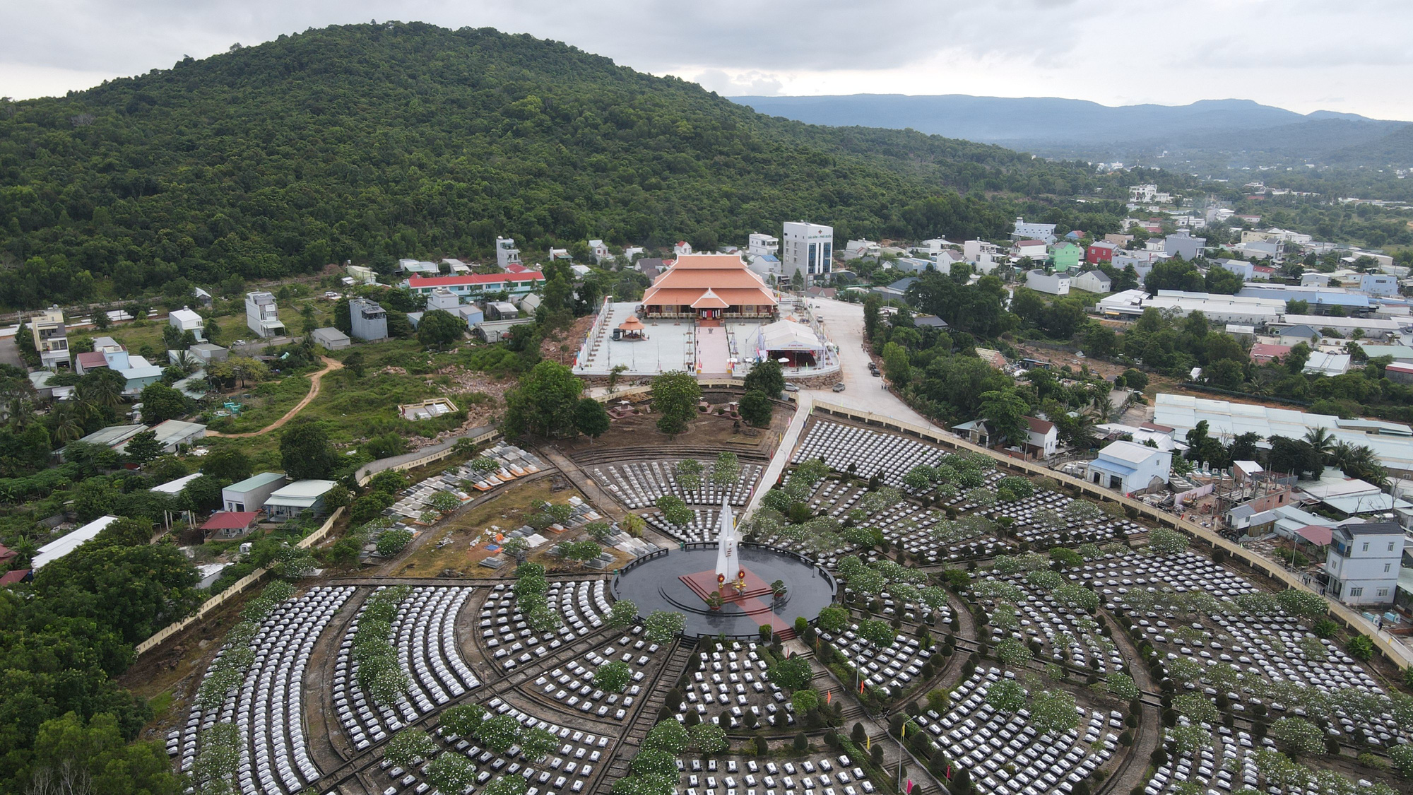 Kiên Giang khánh thành Đền thờ liệt sỹ và khởi công xây dựng tượng đài Bác Hồ tại Phú Quốc - Ảnh 3.