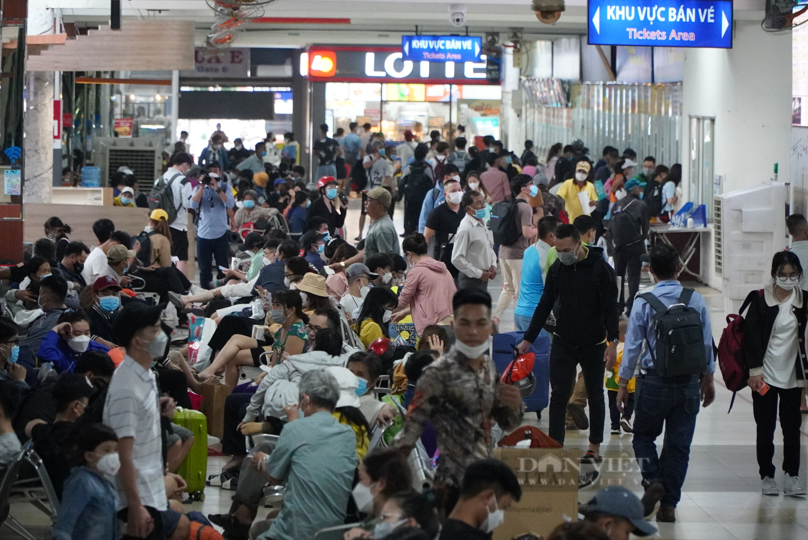Hàng trăm người chen lấn tại bến xe lớn nhất TP.HCM trước thềm ngày nghỉ lễ 30/4 - Ảnh 1.