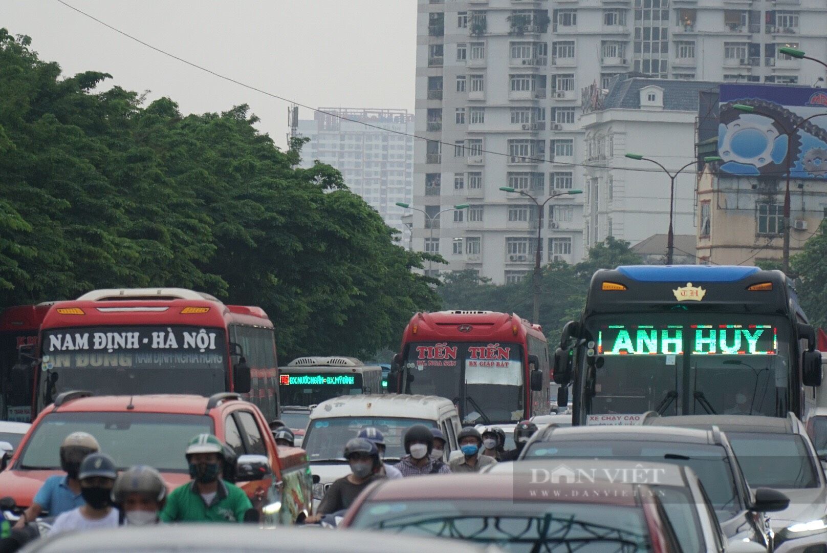 Người dân đổ xô về quê nghỉ lễ 30/4, cửa ngõ phía Nam Hà Nội ùn tắc từ 4h chiều - Ảnh 8.