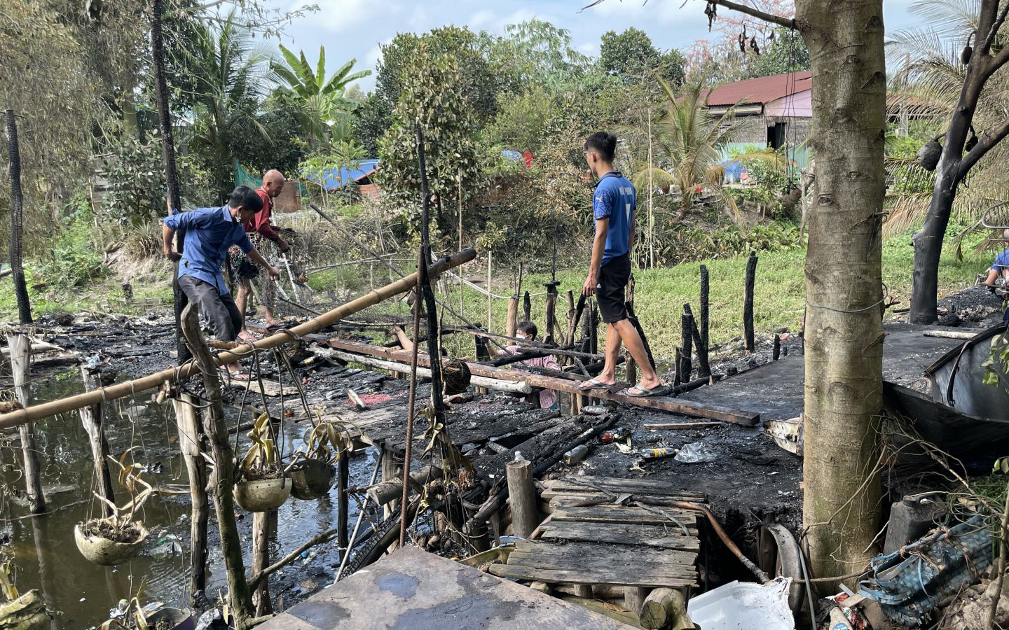 Mâu thuẫn, chồng đốt quần áo vợ làm cháy luôn căn nhà