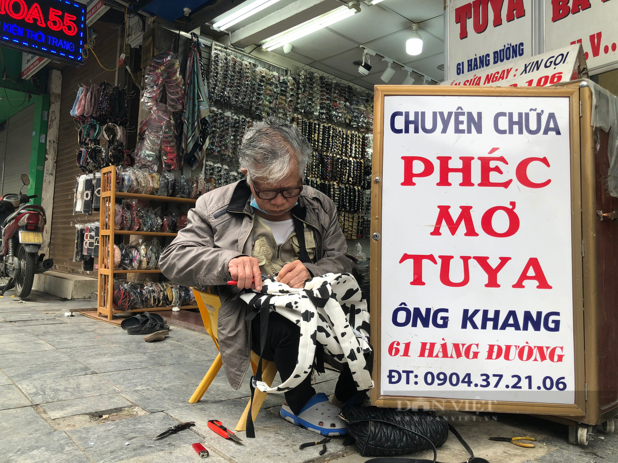 Nghề lạ ở Hà Nội: Ngồi vỉa hè phố cổ chỉ khâu, vá balo túi xách mà kiếm cả chỉ vàng mỗi tháng - Ảnh 1.