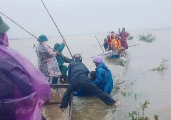 Nhớ con, người mẹ mua mì tôm vượt lũ về nhà bị chết đuối - Ảnh 2.