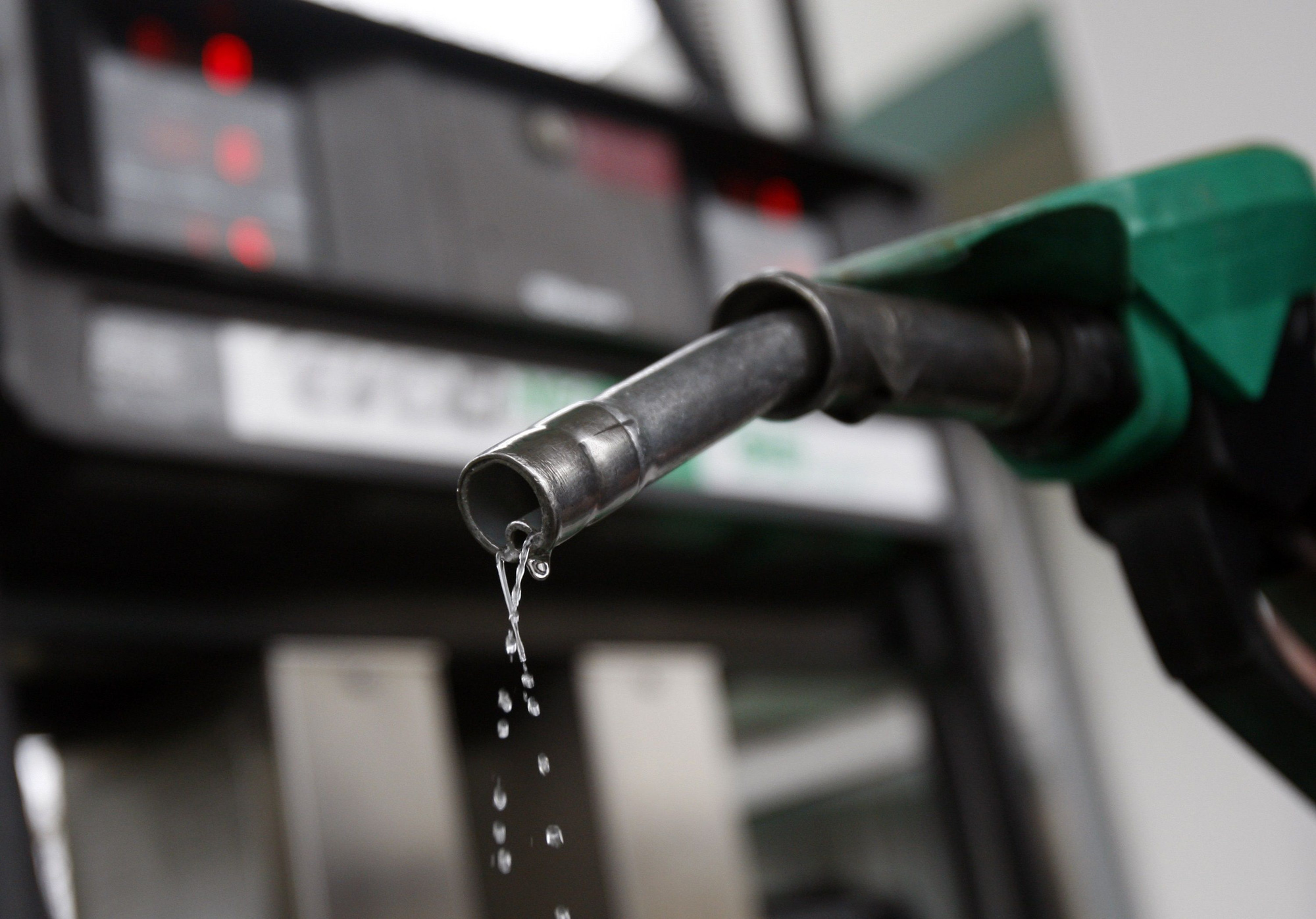 Giá xăng dầu hôm nay 24/4: Giá dầu thế giới hướng đến mức giảm gần 5% - Ảnh 1.