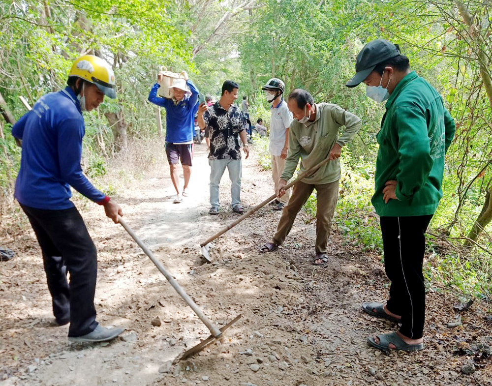 Nông dân An Giang hiến đất, chung sức làm đường to để xe chở nông sản chạy “bon bon” từ đồng sâu ra tỉnh lộ - Ảnh 1.