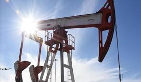 Giá xăng dầu hôm nay 4/4: Dầu giảm sâu xuống mức 98 USD/thùng, áp lực thiếu nguồn cung hạ nhiệt - Ảnh 1.