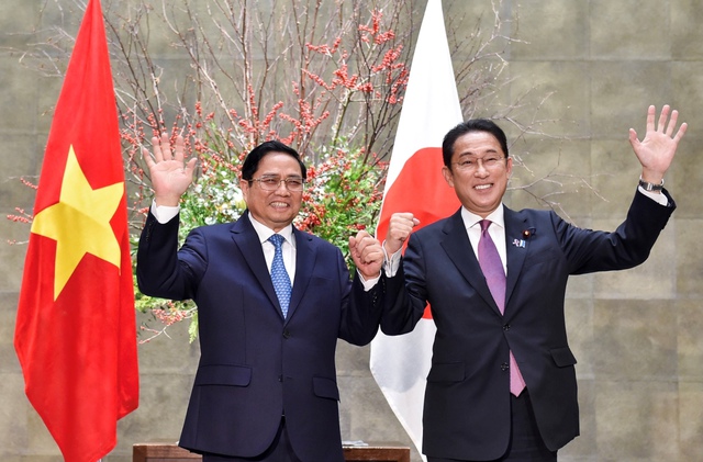 Today Japanese Prime Minister Kishida Fumio pays an official visit to Vietnam - Photo 1.