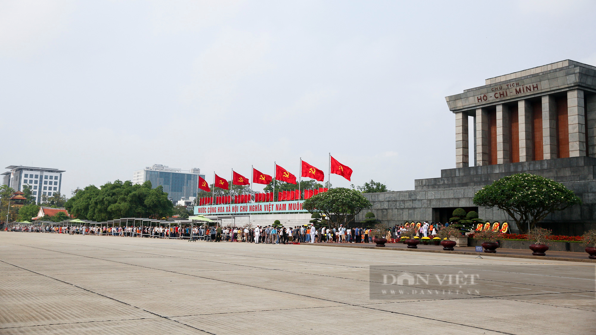 Dòng người &quot;đi trong thương nhớ&quot; vào Lăng viếng Chủ tịch Hồ Chí Minh trong ngày 30/4 - Ảnh 1.