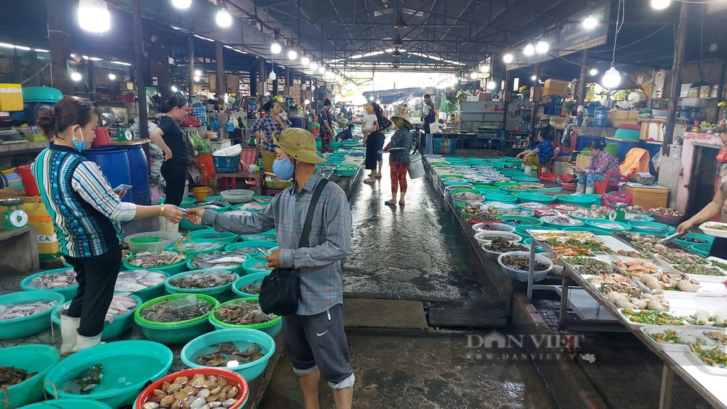 Chợ hải sản Hàng Dương: Tiểu thương tăng gấp đôi số lượng hải sản để chuẩn bị đón du khách trong dịp lễ 30/4 - Ảnh 1.