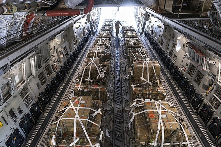 Hình ảnh vũ khí Mỹ chất đầy máy bay C-17 để đến Ukraine - Ảnh 1.