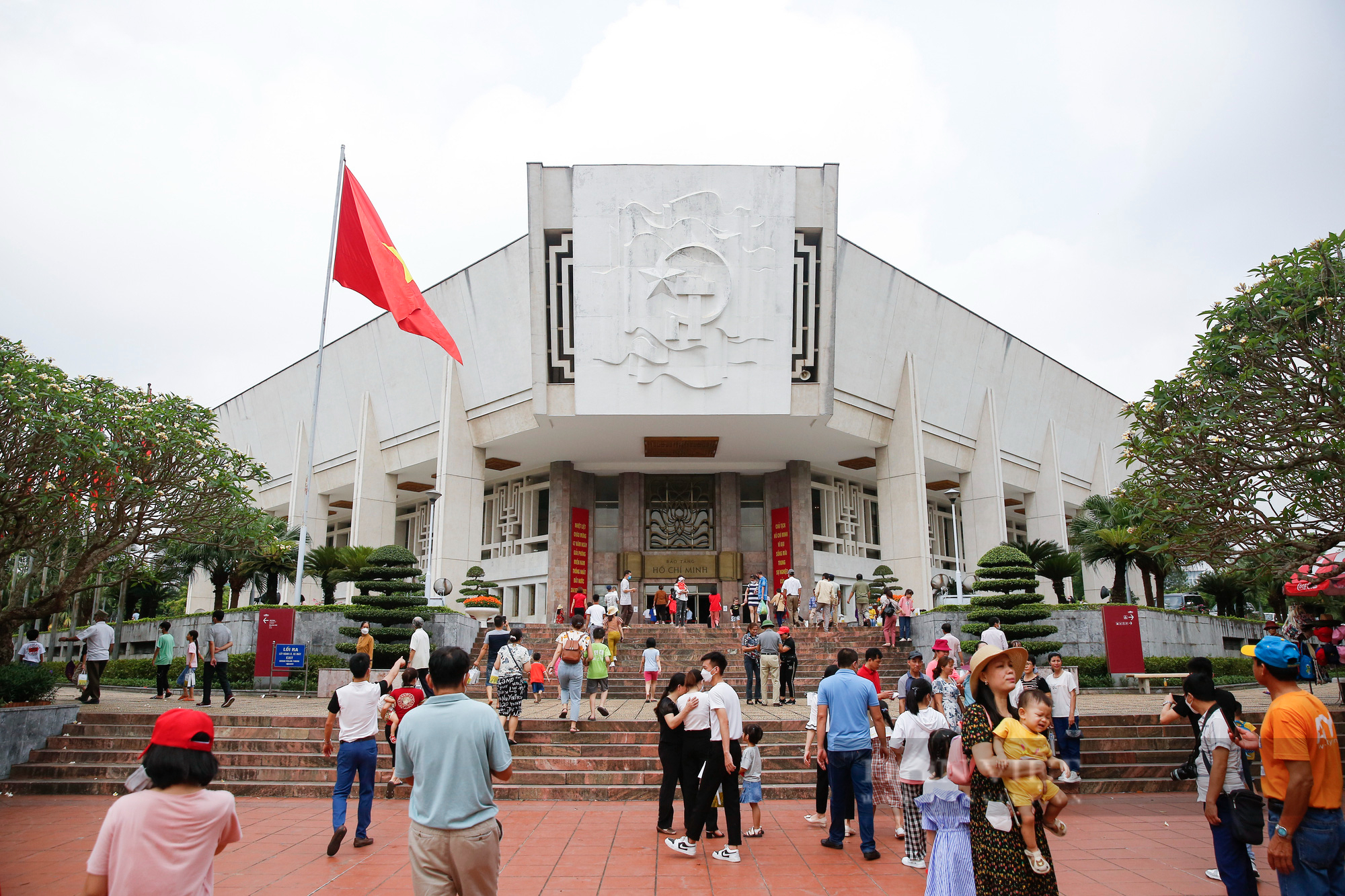 Dòng người &quot;đi trong thương nhớ&quot; vào Lăng viếng Chủ tịch Hồ Chí Minh trong ngày 30/4 - Ảnh 11.