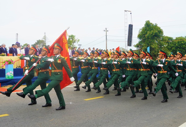 Lễ diễu binh, thượng cờ hoành tráng bên bờ Hiền Lương - Bến Hải - Ảnh 4.