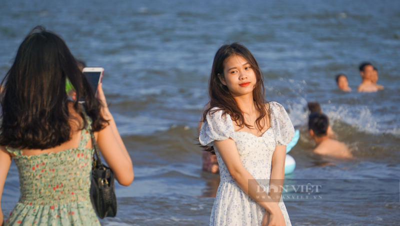 The beaches in Thanh Hoa are packed with people on the first day of the holiday - Photo 9.