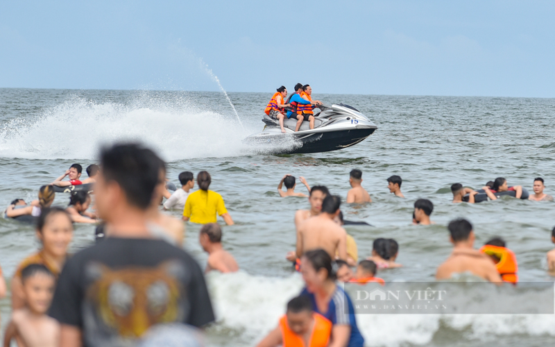 The beaches in Thanh Hoa are packed with people on the first day of the holiday - Photo 6.