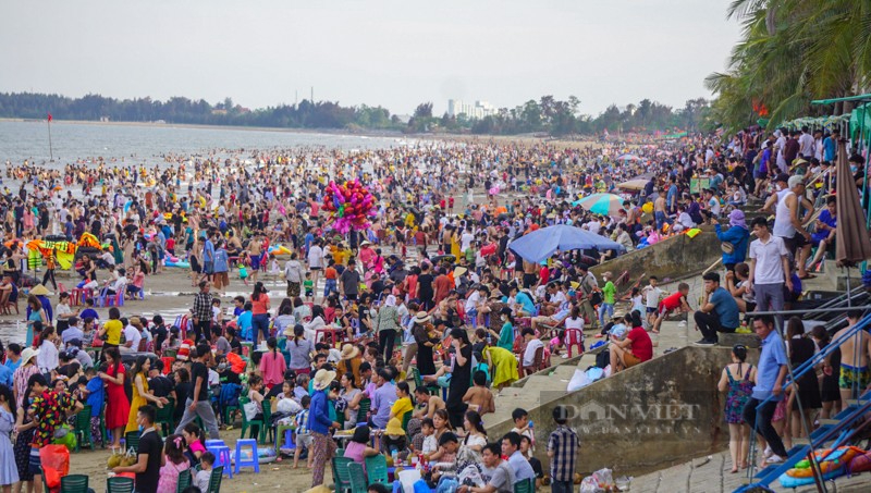 The beaches in Thanh Hoa are packed with people on the first day of the holiday - Photo 8.