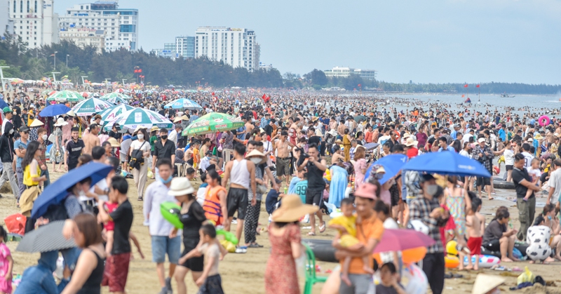 The beaches in Thanh Hoa are packed with people on the first day of the holiday
