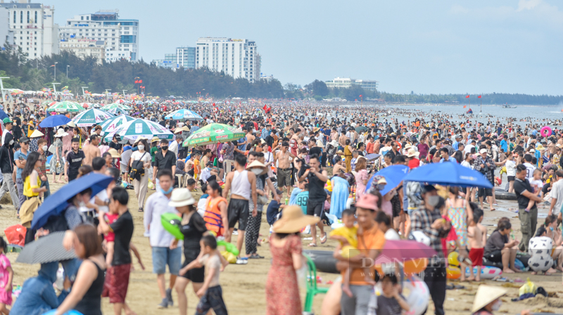 The beaches in Thanh Hoa are packed with people on the first day of the holiday - Photo 1.