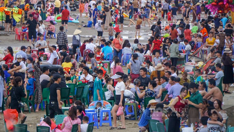 Beaches in Thanh Hoa are packed with people on the first day of the holiday - Photo 12.