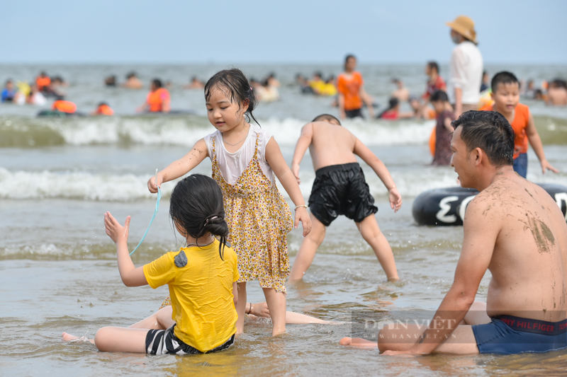 Beaches in Thanh Hoa are packed with people on the first day of the holiday - Photo 2.