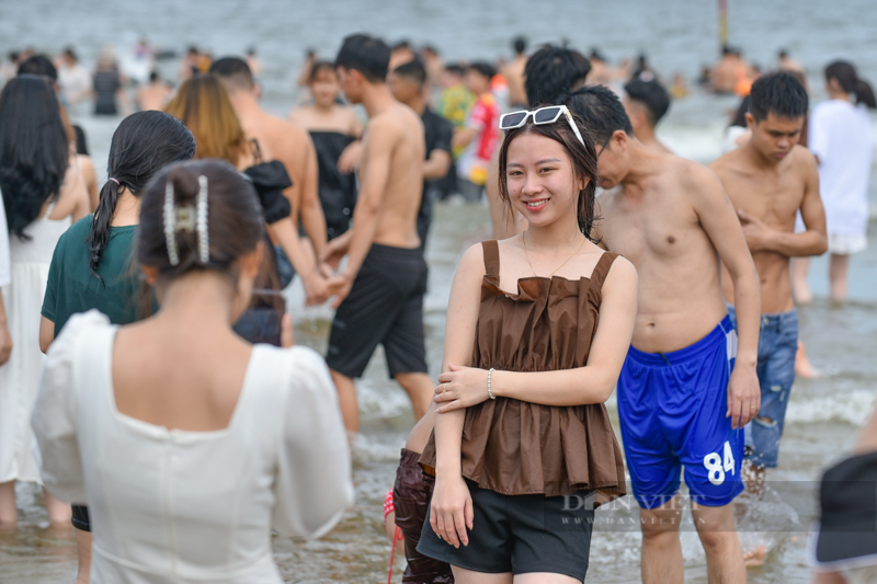 Các bãi biển ở Thanh Hóa ken đặc người trong ngày đầu nghỉ lễ - Ảnh 4.