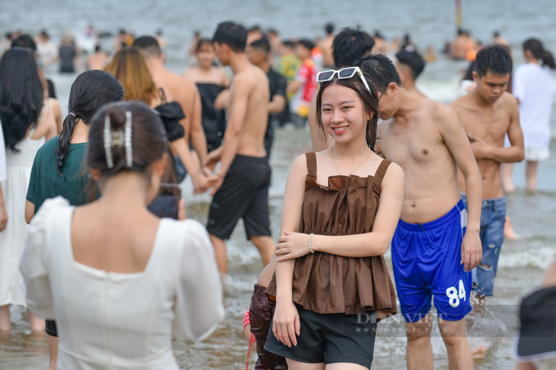 The beaches in Thanh Hoa are packed with people on the first day of the holiday - Photo 4.