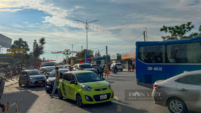 Các bãi biển ở Thanh Hóa ken đặc người trong ngày đầu nghỉ lễ - Ảnh 11.