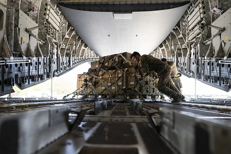 Hình ảnh vũ khí Mỹ chất đầy máy bay C-17 để đến Ukraine - Ảnh 3.