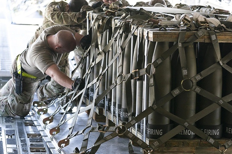 Hình ảnh vũ khí Mỹ chất đầy máy bay C-17 để đến Ukraine - Ảnh 4.
