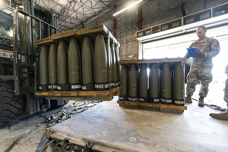 Hình ảnh vũ khí Mỹ chất đầy máy bay C-17 để đến Ukraine - Ảnh 5.