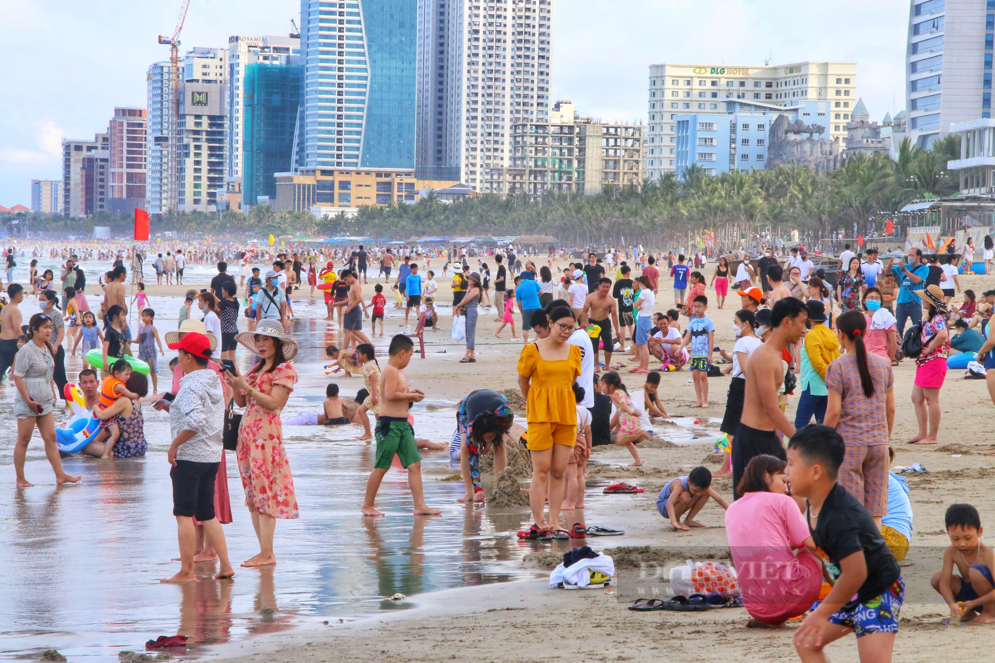 Du khách đổ về các bãi biển Đà Nẵng trong ngày đầu kỳ nghỉ lễ 30/4-1/5 - Ảnh 1.