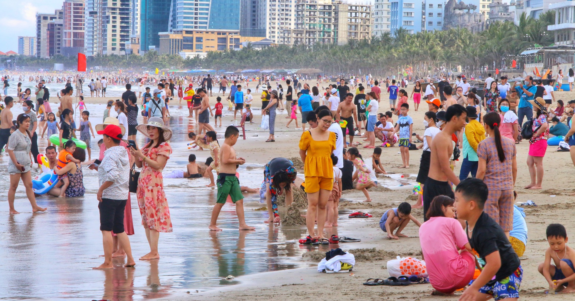 On the 30/4 holiday, tourists flock to Da Nang beaches