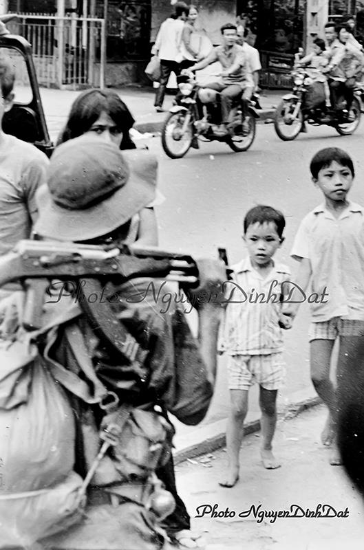 Người lưu giữ những khoảnh khắc lịch sử quý giá ngày 30/4 trên đường phố Sài Gòn - Ảnh 8.
