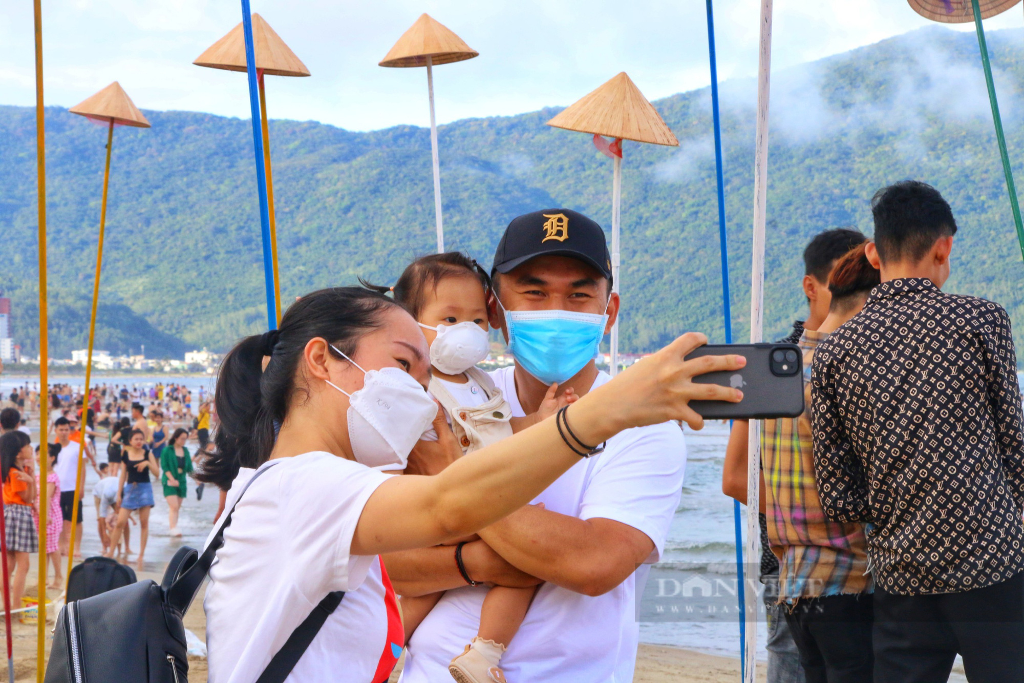 Du khách đổ về các bãi biển Đà Nẵng trong ngày đầu kỳ nghỉ lễ 30/4-1/5 - Ảnh 6.